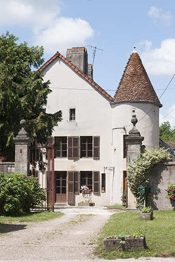 Façade antérieure et tour nord, depuis l'entrée. © Jérôme Mongreville / Région Bourgogne-Franche-Comté, Inventaire du patrimoine - 2012 Façade antérieure et tour nord, depuis l'entrée. © Jérôme Mongreville / Région Bourgogne-Franche-Comté, Inventaire du patrimoine - 2012