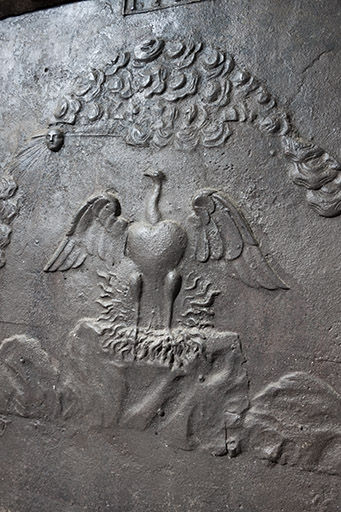 Plaque de cheminée de la cuisine : le décor central. © Jérôme Mongreville / Région Bourgogne-Franche-Comté, Inventaire du patrimoine - 2012