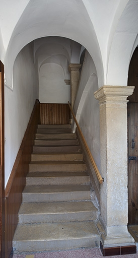 Départ de l'escalier intérieur conduisant à l'étage. © Jérôme Mongreville / Région Bourgogne-Franche-Comté, Inventaire du patrimoine - 2012