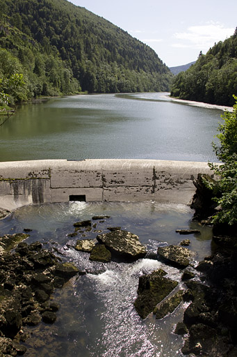 Barrage de la Goule : la retenue et le barrage, vus de l'aval. © Yves Sancey / Région Bourgogne-Franche-Comté, Inventaire du patrimoine - 2013 Barrage de la Goule : la retenue et le barrage, vus de l'aval. © Yves Sancey / Région Bourgogne-Franche-Comté, Inventaire du patrimoine - 2013