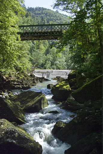 Barrage et pont de la Goule, depuis les rapides en aval. © Yves Sancey / Région Bourgogne-Franche-Comté, Inventaire du patrimoine - 2013 Barrage et pont de la Goule, depuis les rapides en aval. © Yves Sancey / Région Bourgogne-Franche-Comté, Inventaire du patrimoine - 2013