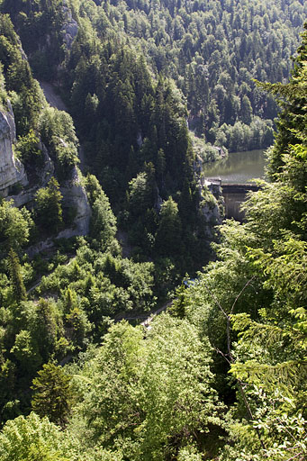 Barrage du Châtelot (communes de Villers-le-Lac, France, et des Planchettes, Suisse) : vue plongeante sur la vallée.  © Yves Sancey / Région Bourgogne-Franche-Comté, Inventaire du patrimoine - 2013 Barrage du Châtelot (communes de Villers-le-Lac, France, et des Planchettes, Suisse) : vue plongeante sur la vallée.  © Yves Sancey / Région Bourgogne-Franche-Comté, Inventaire du patrimoine - 2013