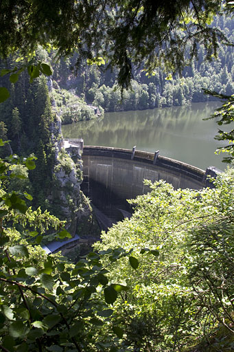 Barrage du Châtelot : vue plongeante depuis la rive gauche. © Yves Sancey / Région Bourgogne-Franche-Comté, Inventaire du patrimoine - 2013 Barrage du Châtelot : vue plongeante depuis la rive gauche. © Yves Sancey / Région Bourgogne-Franche-Comté, Inventaire du patrimoine - 2013