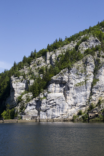 Barrage du châtelot : le rocher rive droite, depuis l'amont. © Yves Sancey / Région Bourgogne-Franche-Comté, Inventaire du patrimoine - 2013 Barrage du châtelot : le rocher rive droite, depuis l'amont. © Yves Sancey / Région Bourgogne-Franche-Comté, Inventaire du patrimoine - 2013