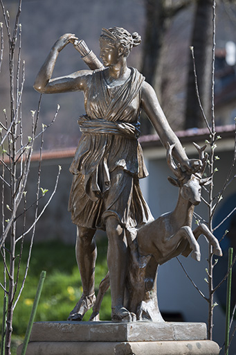 Statue en fonte de Diane (aujourd'hui dans la cour de l'école). © Jérôme Mongreville / Région Bourgogne-Franche-Comté, Inventaire du patrimoine - 2013