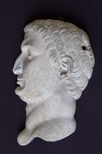 bas-relief © Yves Sancey / Région Bourgogne-Franche-Comté, Inventaire du patrimoine - 2013 bas-relief © Yves Sancey / Région Bourgogne-Franche-Comté, Inventaire du patrimoine - 2013