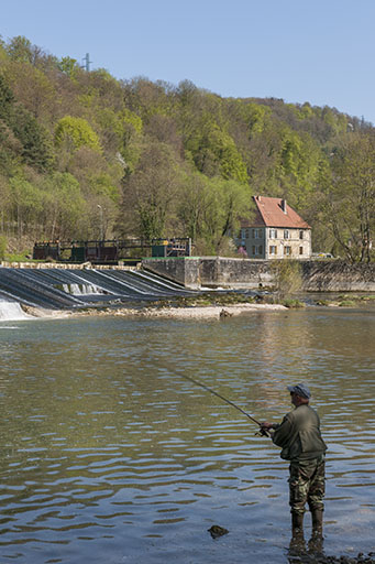 Le barrage et le logement patronal depuis la rive droite. © Jérôme Mongreville / Région Bourgogne-Franche-Comté, Inventaire du patrimoine - 2013