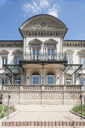 Façade antérieure. Détail de l'avant-corps central. © Jérôme Mongreville / Région Bourgogne-Franche-Comté, Inventaire du patrimoine - 2013