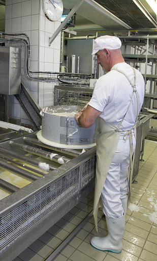 Fabrication du comté : enlèvement de l'écume du moule rempli de caillé. © Yves Sancey / Région Bourgogne-Franche-Comté, Inventaire du patrimoine - 2013
