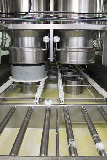 Fabrication du comté : installation de soutirage (cloches et moule). © Yves Sancey / Région Bourgogne-Franche-Comté, Inventaire du patrimoine - 2013