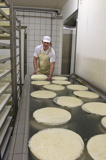 Fabrication du morbier : trempage des meules dans la saumure. © Yves Sancey / Région Bourgogne-Franche-Comté, Inventaire du patrimoine - 2013