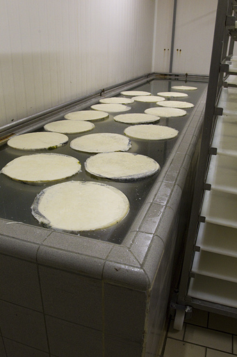 Fabrication du morbier : bac à saumure. © Yves Sancey / Région Bourgogne-Franche-Comté, Inventaire du patrimoine - 2013