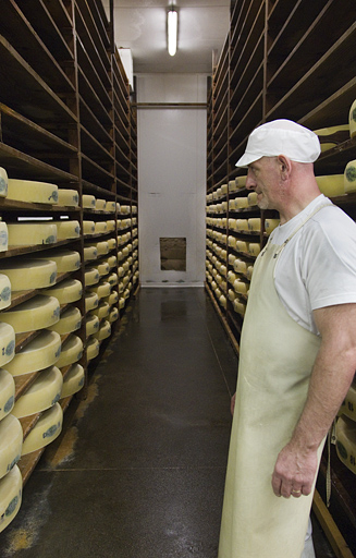 Fabrication du comté : cave d'affinage, avec le fromager. © Yves Sancey / Région Bourgogne-Franche-Comté, Inventaire du patrimoine - 2013