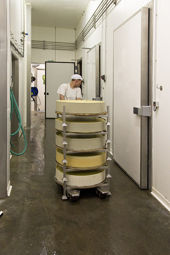 Fabrication du comté : transfert de meules dans une cave d'affinage. © Yves Sancey / Région Bourgogne-Franche-Comté, Inventaire du patrimoine - 2013