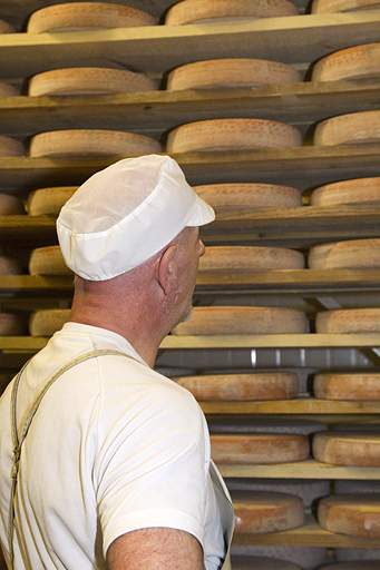 Fabrication du morbier : cave d'affinage, avec le fromager. © Yves Sancey / Région Bourgogne-Franche-Comté, Inventaire du patrimoine - 2013