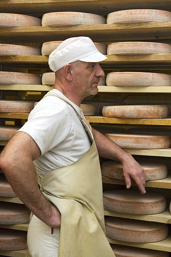 Le fromager Christophe Krasauskas dans une cave d'affinage de morbier. © Yves Sancey / Région Bourgogne-Franche-Comté, Inventaire du patrimoine - 2013