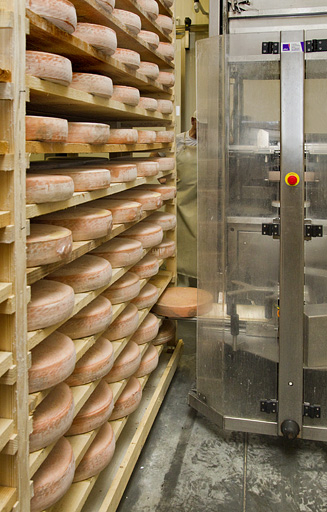 Fabrication du morbier : robot prenant une meule. © Yves Sancey / Région Bourgogne-Franche-Comté, Inventaire du patrimoine - 2013