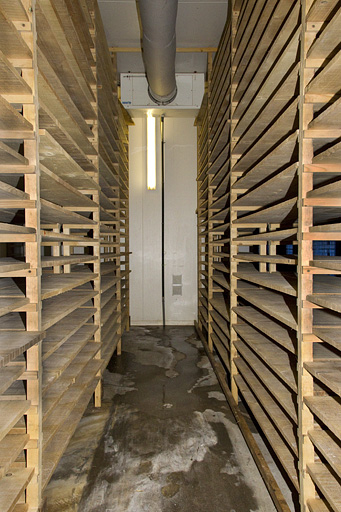 Fabrication du comté : cave d'affinage vide. © Yves Sancey / Région Bourgogne-Franche-Comté, Inventaire du patrimoine - 2013