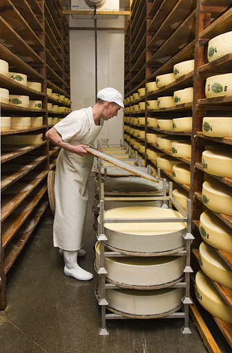 Fabrication du comté : mise en place des meules en cave d'affinage (enlèvement des foncets). © Yves Sancey / Région Bourgogne-Franche-Comté, Inventaire du patrimoine - 2013