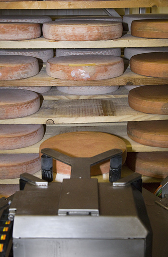 Fabrication du morbier : système de préhension des meules (robot). © Yves Sancey / Région Bourgogne-Franche-Comté, Inventaire du patrimoine - 2013