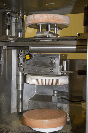 Fabrication du morbier : zone de travail du robot de soins, avec deux meules en place. © Yves Sancey / Région Bourgogne-Franche-Comté, Inventaire du patrimoine - 2013