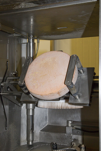 Fabrication du morbier : retournement d'une meule (robot). © Yves Sancey / Région Bourgogne-Franche-Comté, Inventaire du patrimoine - 2013