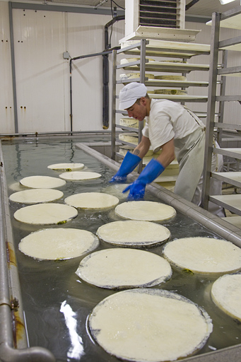 Fabrication du morbier : trempage des meules dans la saumure. © Yves Sancey / Région Bourgogne-Franche-Comté, Inventaire du patrimoine - 2013