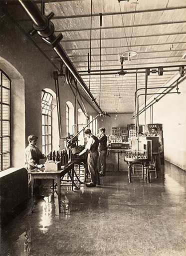 Mise en bouteille. © Jérôme Mongreville / Région Bourgogne-Franche-Comté, Inventaire du patrimoine - 2013