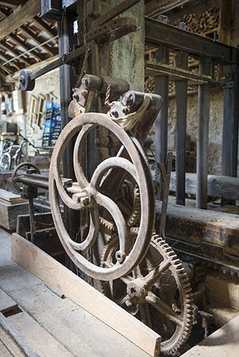 Châssis de scie (ou haut-fer) : volants de transmission du mécanisme. © Mary Ruffinoni / Région Bourgogne-Franche-Comté, Inventaire du patrimoine - 2013