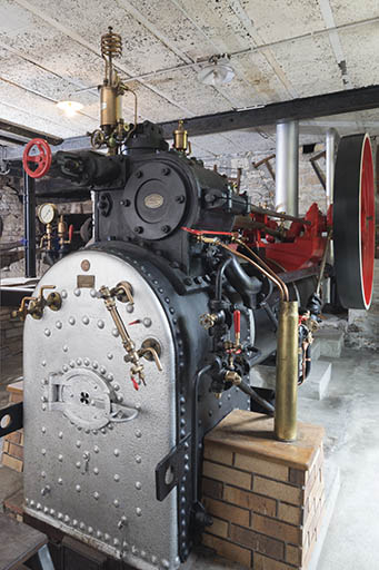 Vue de trois quarts de la machine à vapeur (vue du côté du cylindre). © Mary Ruffinoni / Région Bourgogne-Franche-Comté, Inventaire du patrimoine - 2013