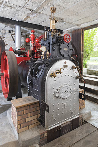 Machine à vapeur vue de trois quarts (vue du côté du volant de transmission). © Mary Ruffinoni / Région Bourgogne-Franche-Comté, Inventaire du patrimoine - 2013