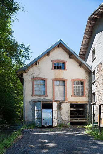 Pignon est de l'atelier de quincaillerie. La turbine est visible à droite, à l'étage de soubassement. © Jérôme Mongreville / Région Bourgogne-Franche-Comté, Inventaire du patrimoine - 2013