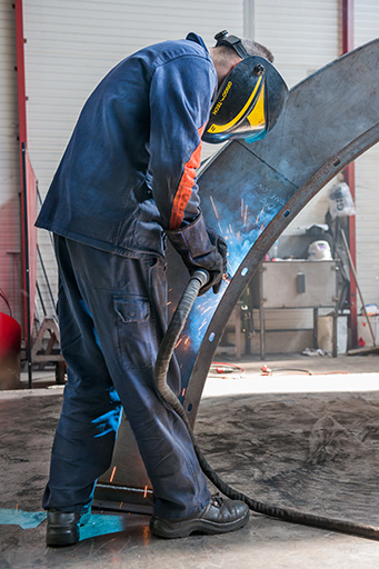 Opération de soudage. © Jérôme Mongreville / Région Bourgogne-Franche-Comté, Inventaire du patrimoine - 2013