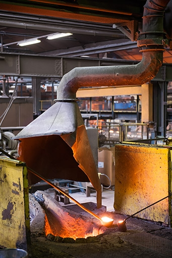 Prélèvement de matière en fusion dans un four à induction (3). © Jérôme Mongreville / Région Bourgogne-Franche-Comté, Inventaire du patrimoine - 2013