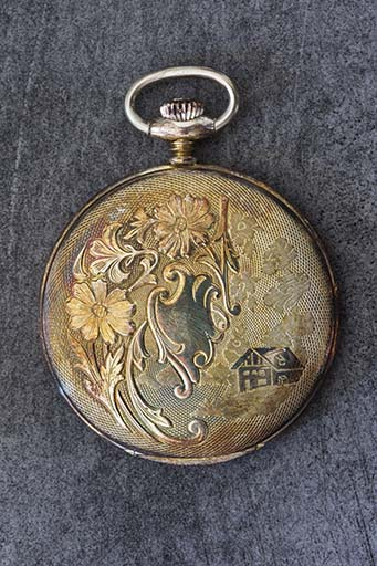 Exemple de boîte de montre de poche : décor floral et chalet. © Yves Sancey / Région Bourgogne-Franche-Comté, Inventaire du patrimoine - 2013