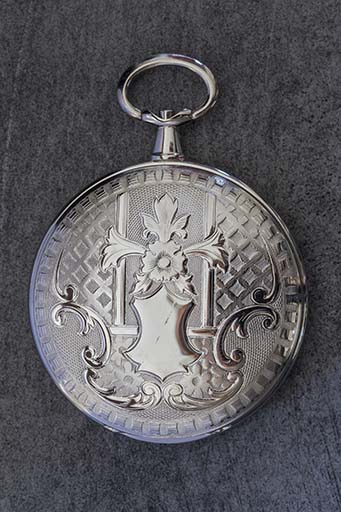 Exemple de boîte de montre de poche : décor floral et géométrique. © Yves Sancey / Région Bourgogne-Franche-Comté, Inventaire du patrimoine - 2013