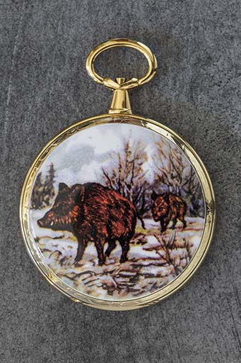 Exemple de boîte de montre de poche : décor émaillé aux sangliers. © Yves Sancey / Région Bourgogne-Franche-Comté, Inventaire du patrimoine - 2013
