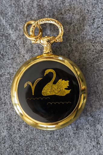 Exemple de boîte de montre de poche : décor émaillé au cygne. © Yves Sancey / Région Bourgogne-Franche-Comté, Inventaire du patrimoine - 2013