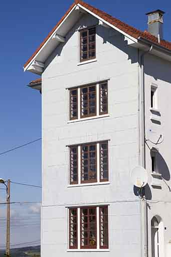 Atelier de 1948 : baies du mur pignon oriental. © Yves Sancey / Région Bourgogne-Franche-Comté, Inventaire du patrimoine - 2013