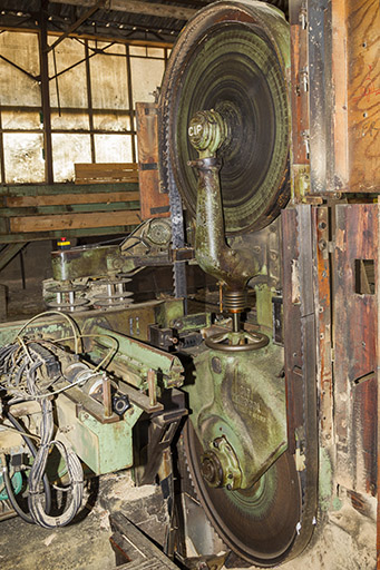 Atelier de fabrication de 1953 : volants et lame de la scie CIP Marqcol. © Yves Sancey / Région Bourgogne-Franche-Comté, Inventaire du patrimoine - 2013