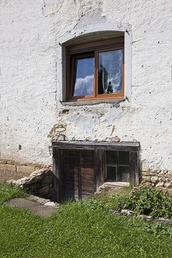 Façade est : accès au sous-sol et fenêtre de l'ancien salon. © Yves Sancey / Région Bourgogne-Franche-Comté, Inventaire du patrimoine - 2013