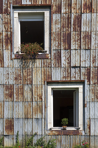 Façade latérale gauche : fenêtres et essentage de tôle. © Yves Sancey / Région Bourgogne-Franche-Comté, Inventaire du patrimoine - 2013