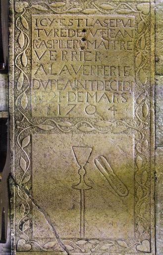 Fessevillers, église Saint-Maurice : pierre tombale du maître verrier Jean Raspillers (1704). © Yves Sancey / Région Bourgogne-Franche-Comté, Inventaire du patrimoine - 2013 Fessevillers, église Saint-Maurice : pierre tombale du maître verrier Jean Raspillers (1704). © Yves Sancey / Région Bourgogne-Franche-Comté, Inventaire du patrimoine - 2013