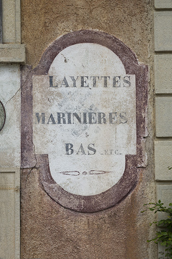 Usine : inscription, côté droit de la façade antérieure. © Yves Sancey / Région Bourgogne-Franche-Comté, Inventaire du patrimoine - 2013 Usine : inscription, côté droit de la façade antérieure. © Yves Sancey / Région Bourgogne-Franche-Comté, Inventaire du patrimoine - 2013