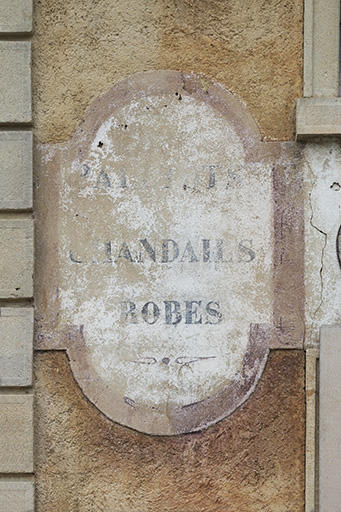 Usine : inscription, côté gauche de la façade antérieure. © Yves Sancey / Région Bourgogne-Franche-Comté, Inventaire du patrimoine - 2013 Usine : inscription, côté gauche de la façade antérieure. © Yves Sancey / Région Bourgogne-Franche-Comté, Inventaire du patrimoine - 2013