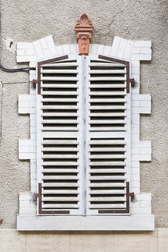 Logement patronal de 1900, façade antérieure : une fenêtre. © Yves Sancey / Région Bourgogne-Franche-Comté, Inventaire du patrimoine - 2013