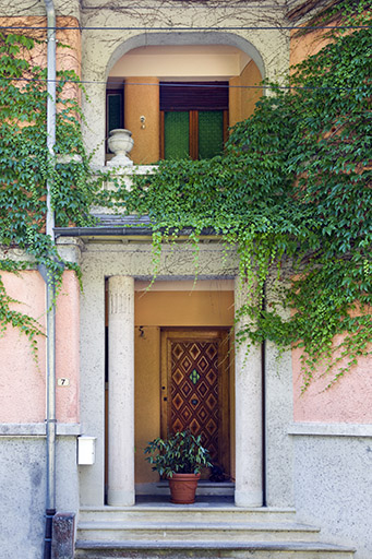 Logement patronal de 1931, façade antérieure : entrée. © Yves Sancey / Région Bourgogne-Franche-Comté, Inventaire du patrimoine - 2013