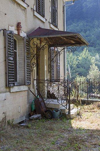 Logement patronal de 1900, façade latérale droite : entrée et auvent. © Yves Sancey / Région Bourgogne-Franche-Comté, Inventaire du patrimoine - 2013