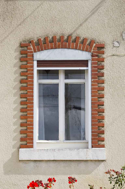Maison, façade antérieure : fenêtre à encadrement en briques et arc segmentaire. © Yves Sancey / Région Bourgogne-Franche-Comté, Inventaire du patrimoine - 2013