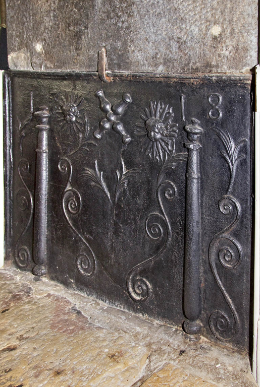 Plaque de cheminée datée 1718. © Yves Sancey / Région Bourgogne-Franche-Comté, Inventaire du patrimoine - 2013